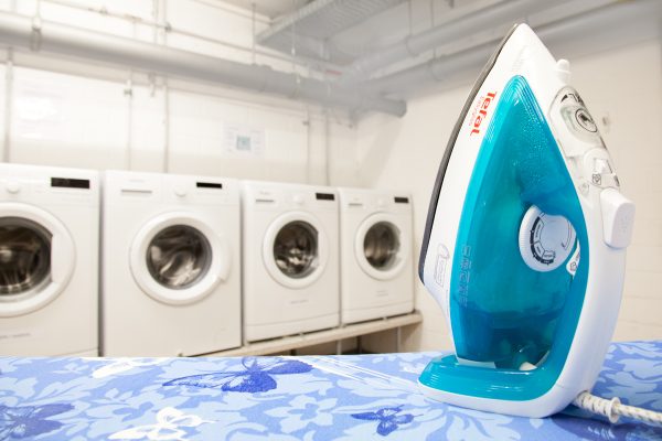 Kostenlose Nutzung des Waschraumes mit 3 Waschmaschinen, 3 Trocknern und einer Bügelstation